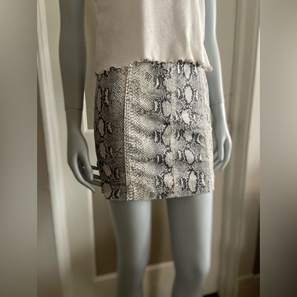 FREE PEOPLE Snakeskin Stretch Cotton Mini Skirt sz 2 - Picture 1 of 12